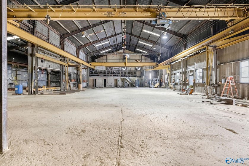 15,332+/- sq ft industrial warehouse situated on 5.49+/- level - photo 4