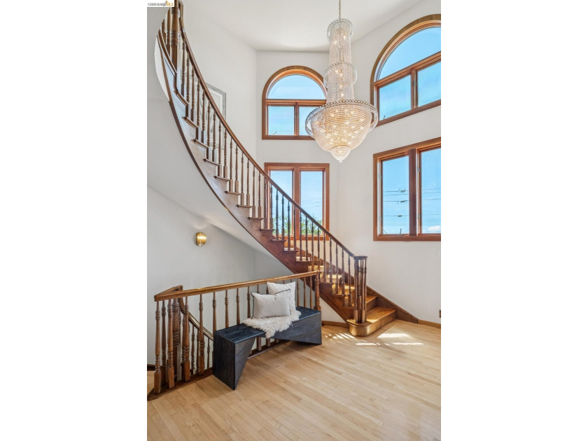 With sweeping views that stretch from downtown Oakland to the - photo 15