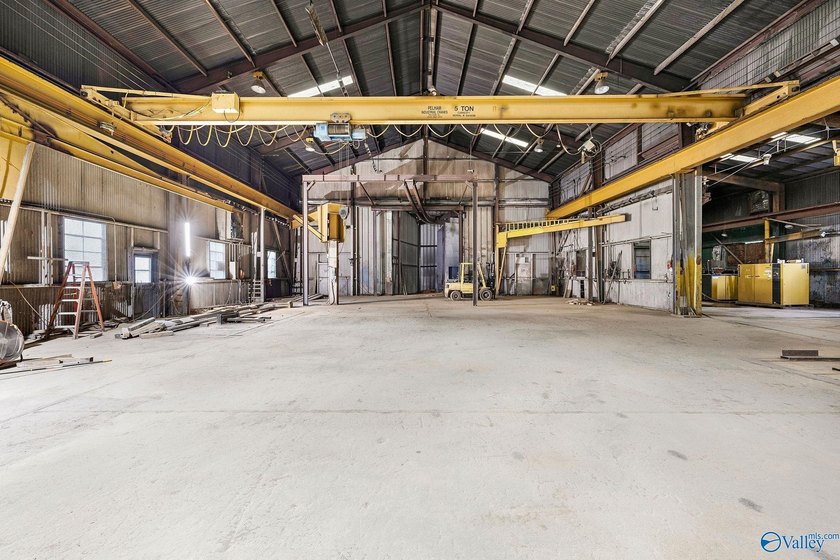 15,332+/- sq ft industrial warehouse situated on 5.49+/- level - photo 5