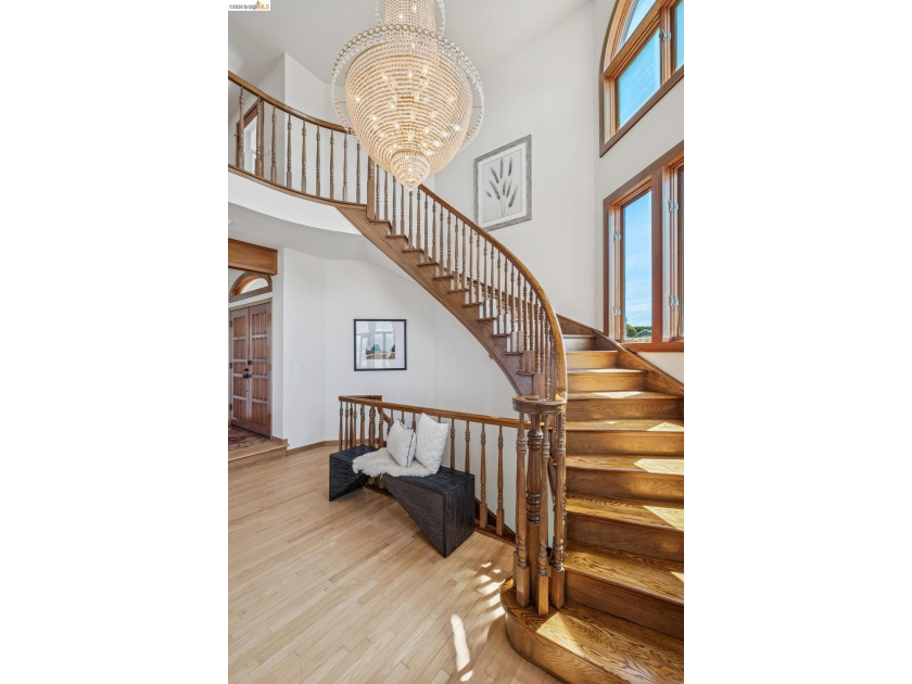 With sweeping views that stretch from downtown Oakland to the - photo 16