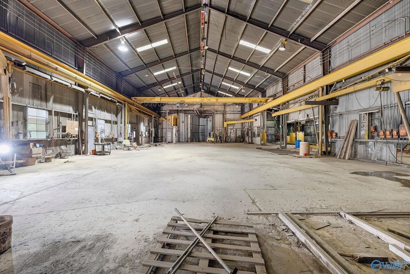 15,332+/- sq ft industrial warehouse situated on 5.49+/- level - photo 6