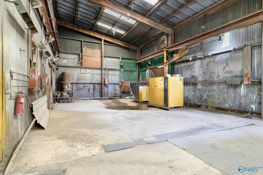15,332+/- sq ft industrial warehouse situated on 5.49+/- level - photo 8