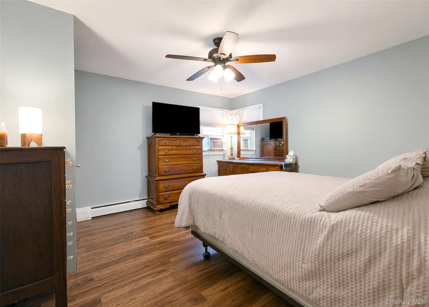 **Desirable Hamlet of Sayville!** Welcome to this beautifully - photo 8
