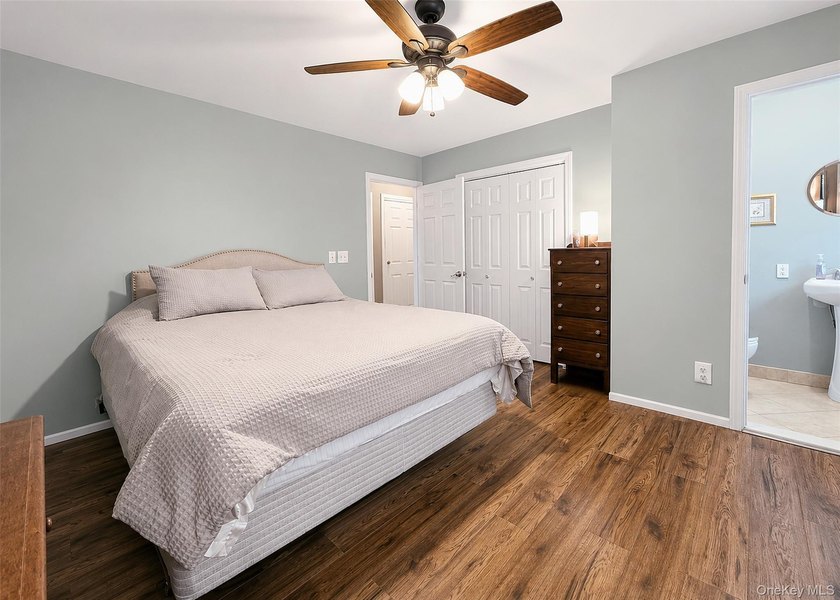 **Desirable Hamlet of Sayville!** Welcome to this beautifully - photo 10