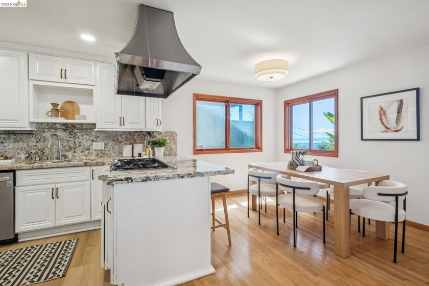 With sweeping views that stretch from downtown Oakland to the - photo 32