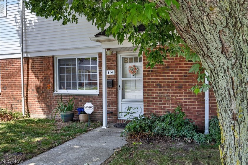 Move right into this tastefully updated and exceptionally - photo 2
