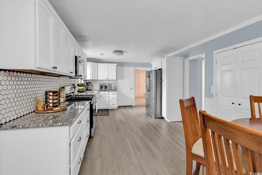 Investor Alert or Handy Homeowner Special! This spacious - photo 10