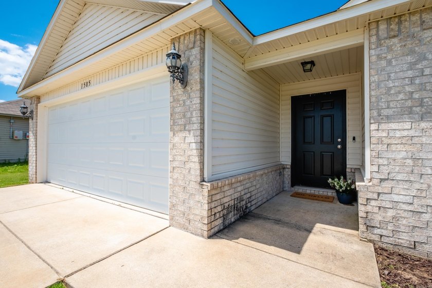 Welcome home to 1505 Yarrow Drive! From the moment you walk - photo 4