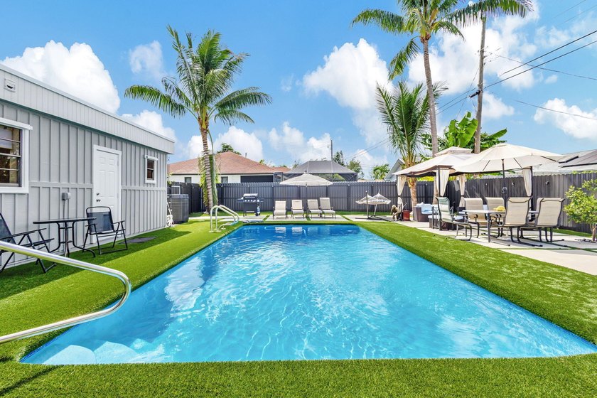 Stunning Beautiful Home Relaxing Patio and 2 cars Garage. This - photo 2
