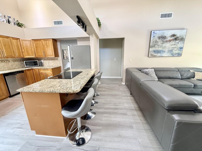 Stunning Beautiful Home Relaxing Patio and 2 cars Garage. This - photo 4