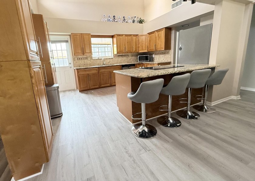 Stunning Beautiful Home Relaxing Patio and 2 cars Garage. This - photo 5