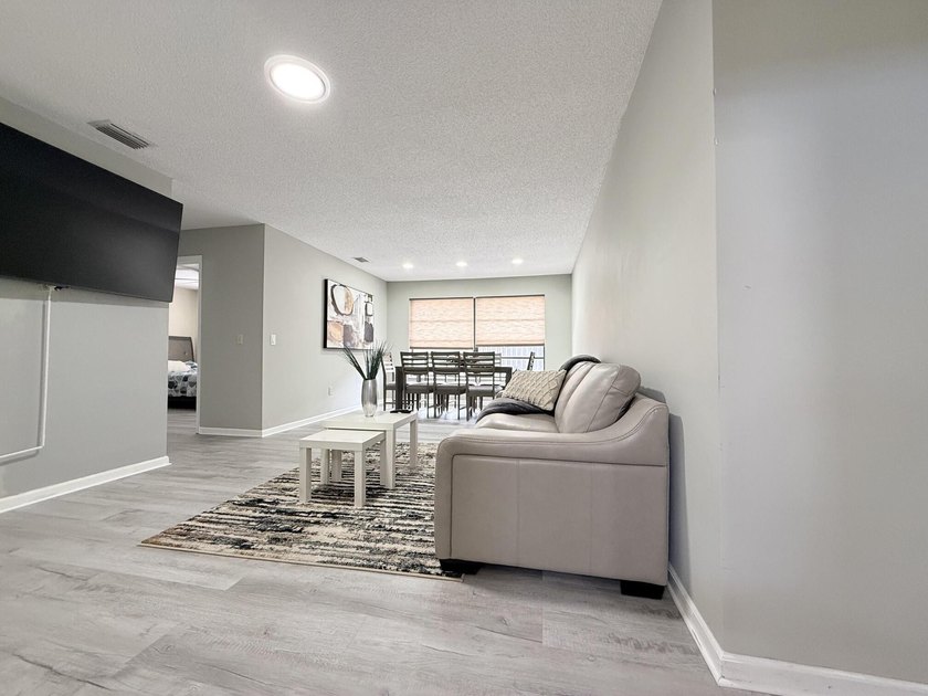 Stunning Beautiful Home Relaxing Patio and 2 cars Garage. This - photo 6