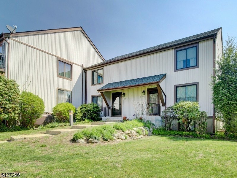 Beautifully updated, two-level townhome offering the perfect - photo 3