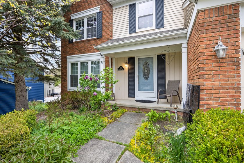 Beautifully situated on a corner lot in a desirable neighborhood - photo 4