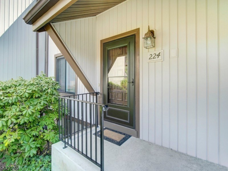 Beautifully updated, two-level townhome offering the perfect - photo 4