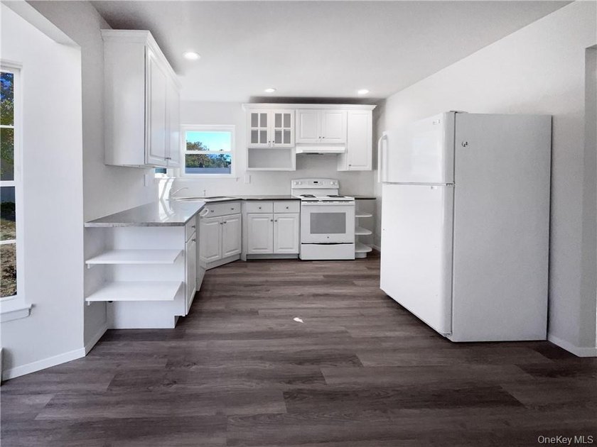 Welcome to this beautiful 3 bedroom, 2 bathroom home located at - photo 7