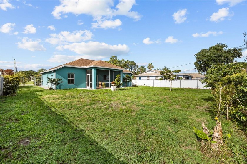 Welcome to this charming 3-bedroom, 2-bathroom home offering - photo 30