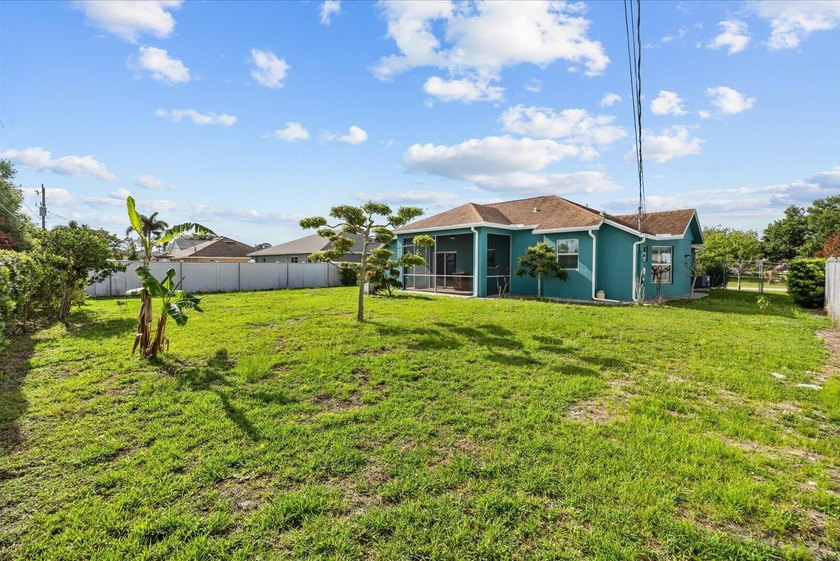Welcome to this charming 3-bedroom, 2-bathroom home offering - photo 31