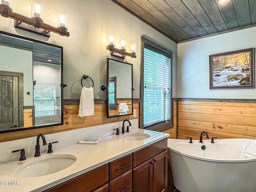 This stunning mountain home w/ 4 bedrooms 4 full bathrooms, 2 - photo 33