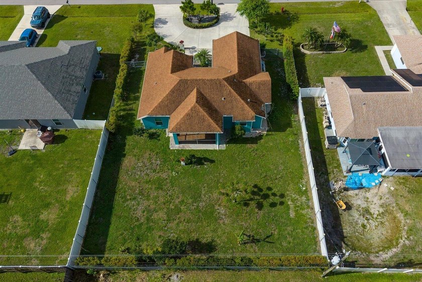 Welcome to this charming 3-bedroom, 2-bathroom home offering - photo 36