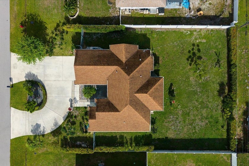 Welcome to this charming 3-bedroom, 2-bathroom home offering - photo 37