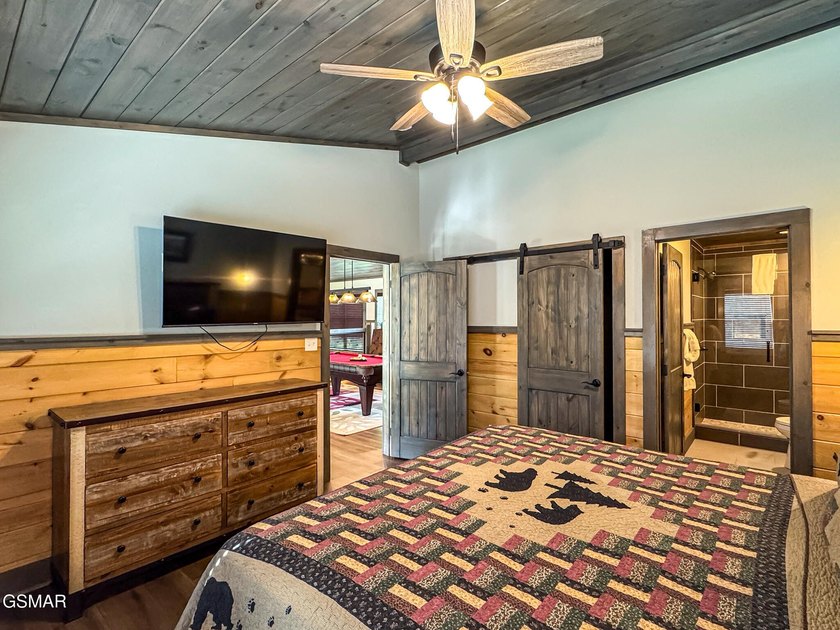 This stunning mountain home w/ 4 bedrooms 4 full bathrooms, 2 - photo 46
