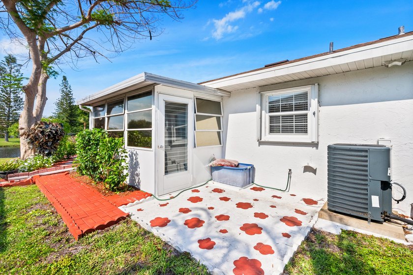 Step into this welcoming 2-bed, 2-bath condo in a gated 55+ - photo 6