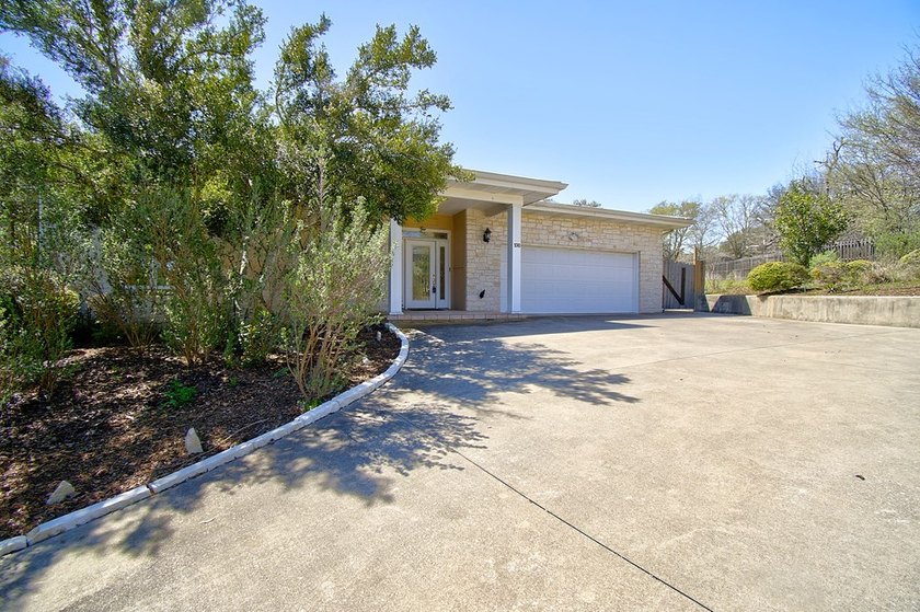 Beautiful Home In Wonderful Riverhill Subdivision. Located On A - photo 2