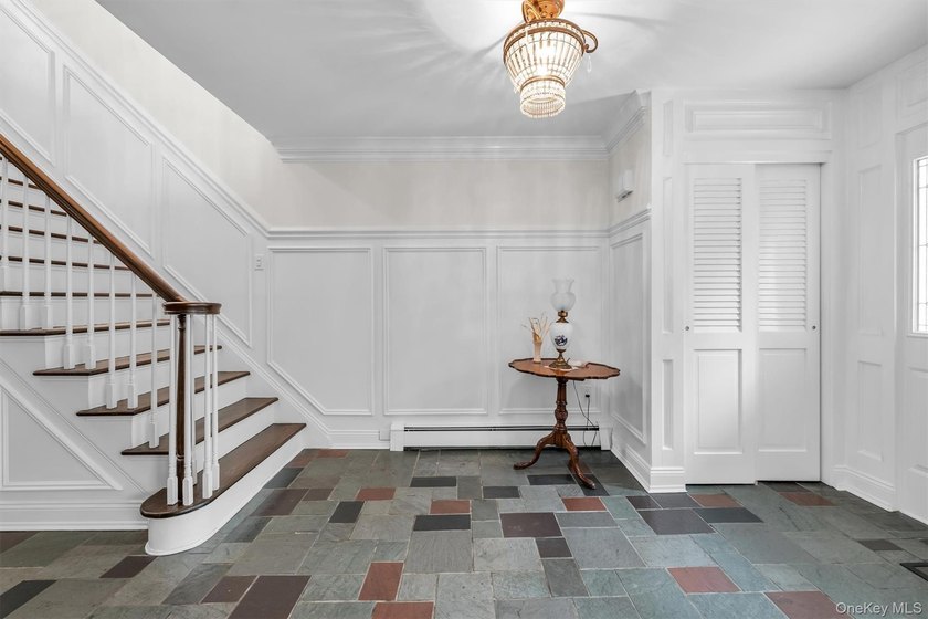 Welcome to this meticulously maintained 4-bedroom, 2.5-bathroom - photo 4