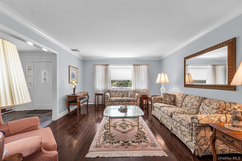 Welcome to this meticulously maintained 4-bedroom, 2.5-bathroom - photo 5