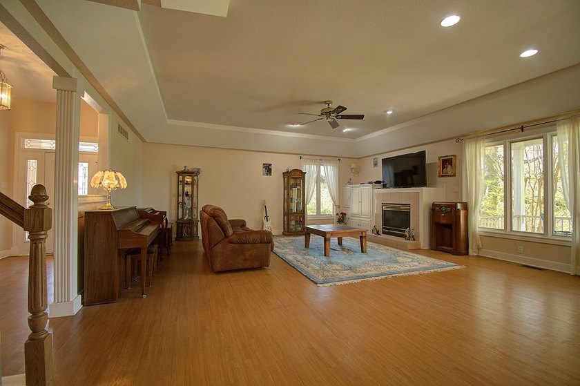 Beautiful Home In Wonderful Riverhill Subdivision. Located On A - photo 8