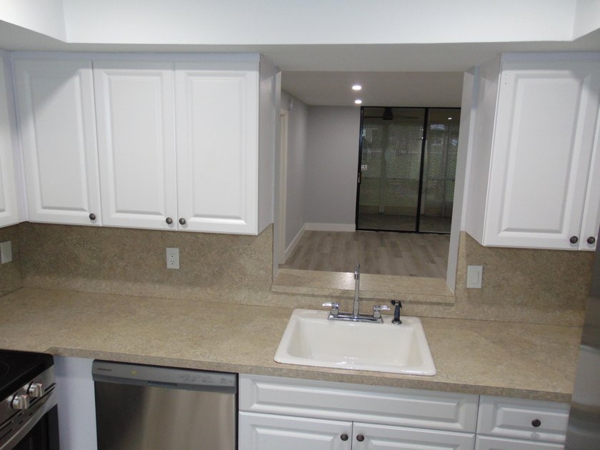 BEAUTIFUL ! MOVE RIGHT IN. GREAT UPDATED FIRST FLOOR CONDO IN - photo 3