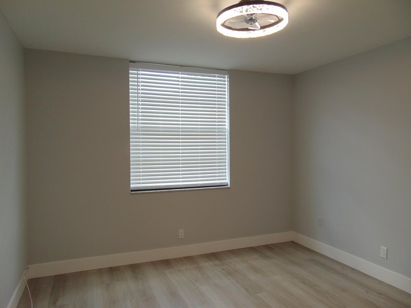 BEAUTIFUL ! MOVE RIGHT IN. GREAT UPDATED FIRST FLOOR CONDO IN - photo 10