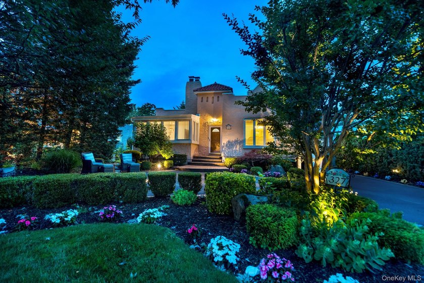 If You're Searching For A Home In Merrick, Check Out This 3 - photo 2