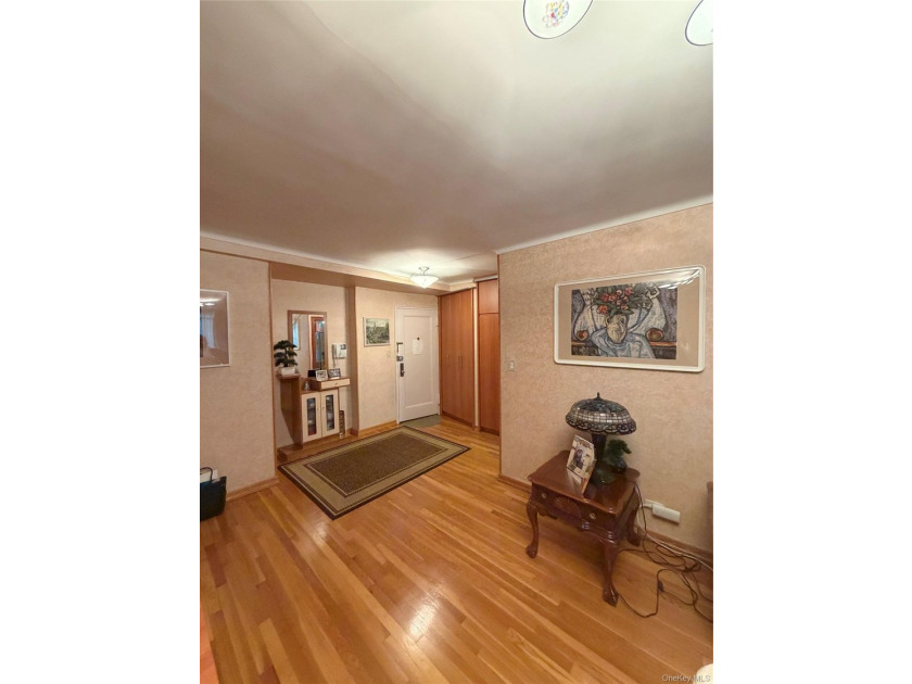 Custom Renovated 2 Full Bedroom, 1.5 bathroom Coop in Prime Rego - photo 4