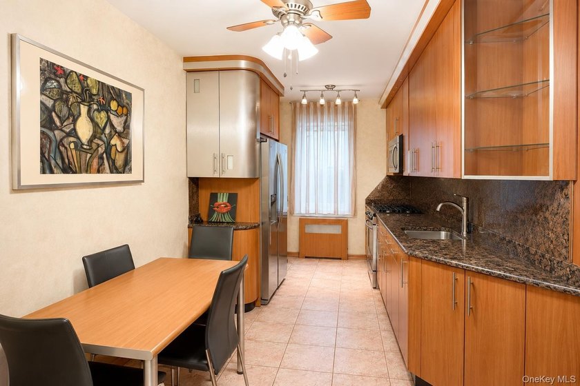 Custom Renovated 2 Full Bedroom, 1.5 bathroom Coop in Prime Rego - photo 9