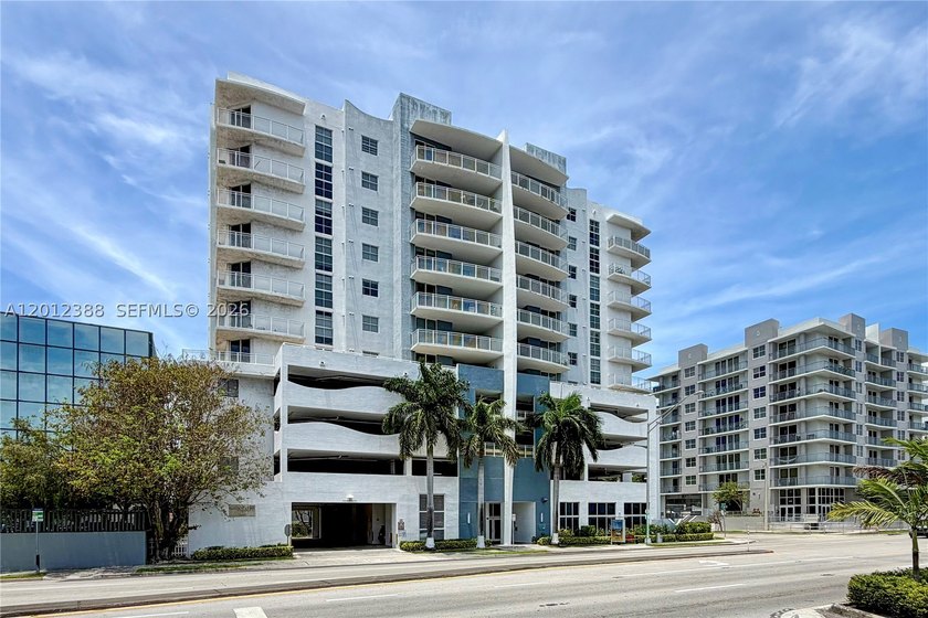 Bright one bedroom one bath apartment with amazing views in a - photo 16
