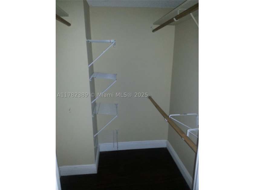 LARGE 1 BED,1.5 BATHS ON HIGH FLOOR..RENOVATED...NEW STAINLESS - photo 15