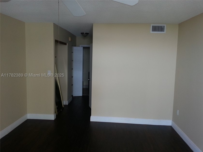 LARGE 1 BED,1.5 BATHS ON HIGH FLOOR..RENOVATED...NEW STAINLESS - photo 16