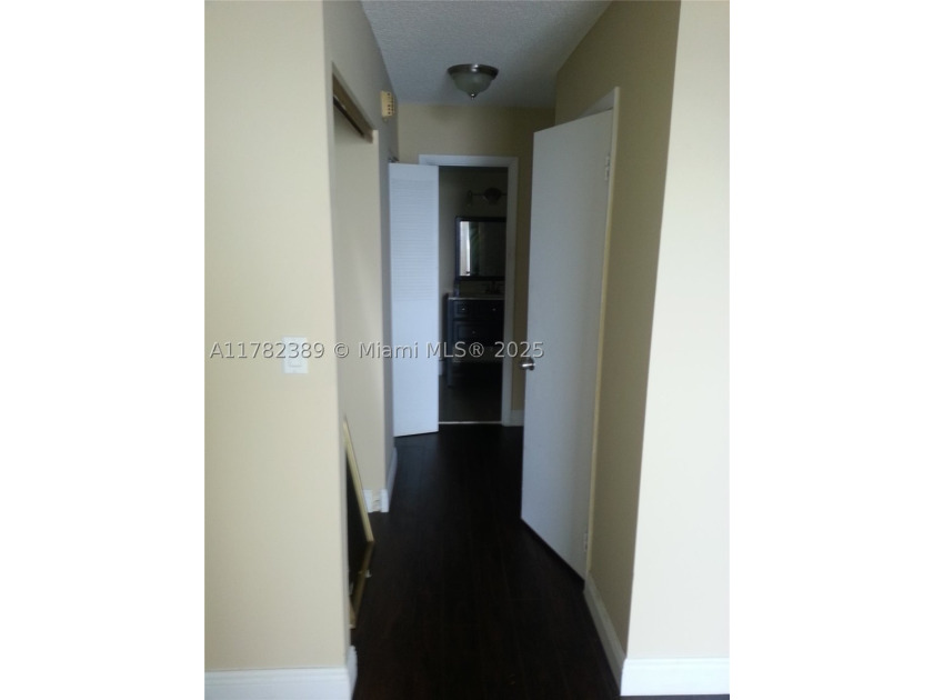 LARGE 1 BED,1.5 BATHS ON HIGH FLOOR..RENOVATED...NEW STAINLESS - photo 17