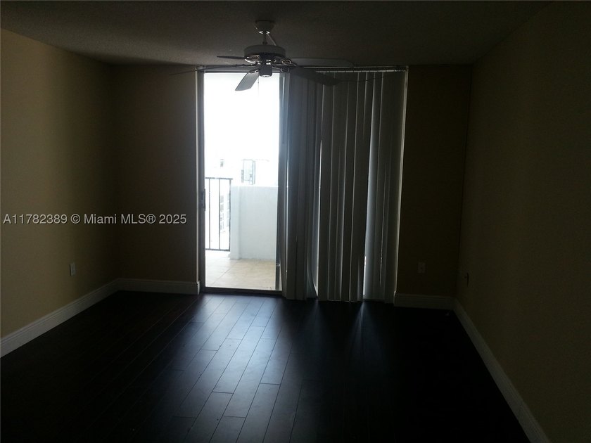 LARGE 1 BED,1.5 BATHS ON HIGH FLOOR..RENOVATED...NEW STAINLESS - photo 18