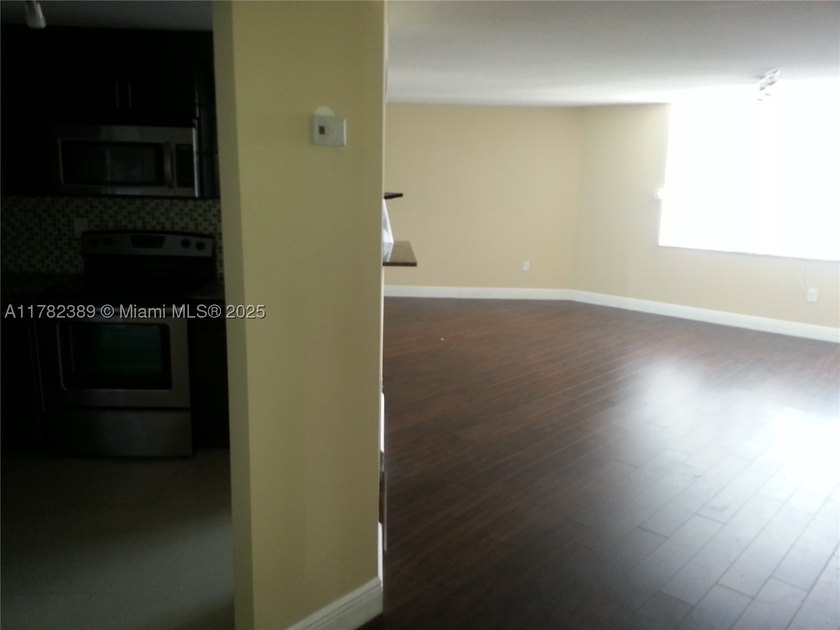 LARGE 1 BED,1.5 BATHS ON HIGH FLOOR..RENOVATED...NEW STAINLESS - photo 22