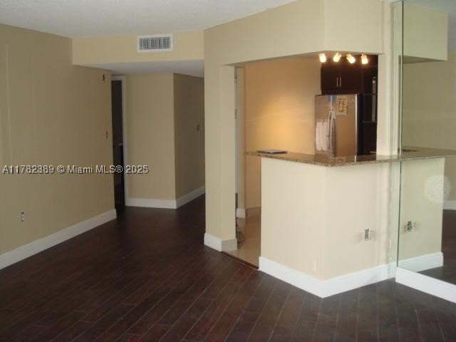 LARGE 1 BED,1.5 BATHS ON HIGH FLOOR..RENOVATED...NEW STAINLESS - photo 23