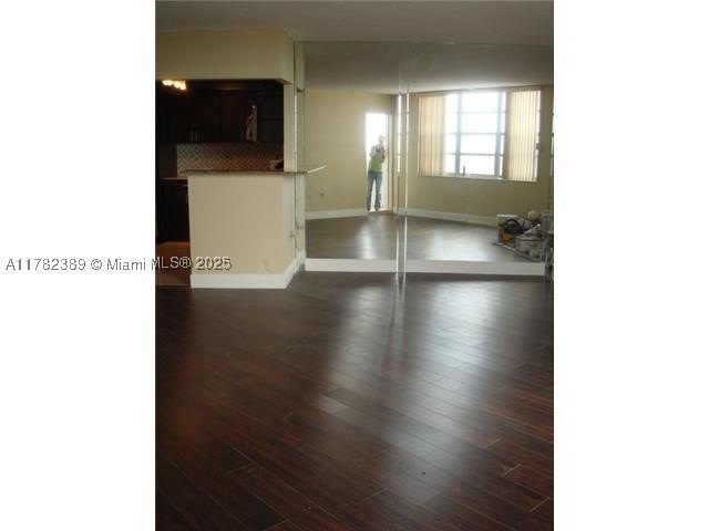 LARGE 1 BED,1.5 BATHS ON HIGH FLOOR..RENOVATED...NEW STAINLESS - photo 31