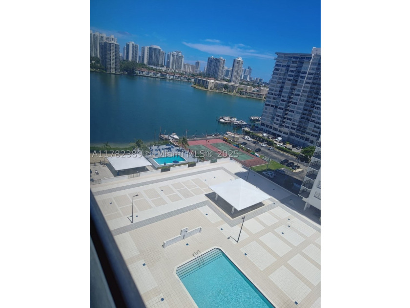 LARGE 1 BED,1.5 BATHS ON HIGH FLOOR..RENOVATED...NEW STAINLESS - photo 39