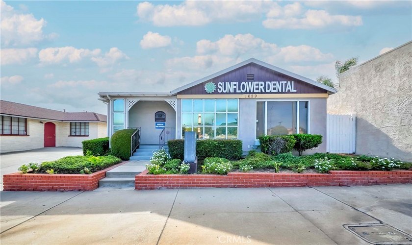 Feels Like New! A Great Opportunity to Own Good Size (2,324 - photo 2