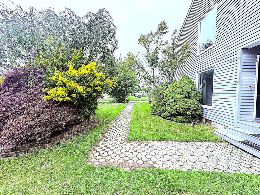 Experience timeless elegance in this impressive 5 bedroom, 2.5 - photo 3