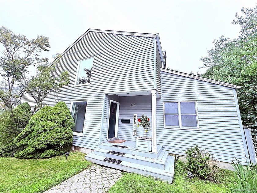 Experience timeless elegance in this impressive 5 bedroom, 2.5 - photo 4
