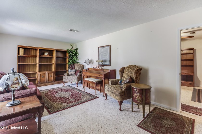 Back on market, BELOW APPRAISED VALUE. This spacious 3-bedroom - photo 3