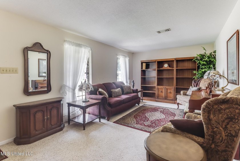 Back on market, BELOW APPRAISED VALUE. This spacious 3-bedroom - photo 4